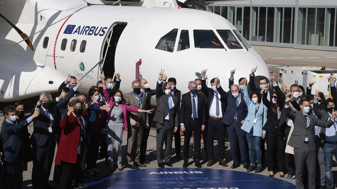 Responsables de Airbus y de la Comisión Europea celebran el éxito de la campaña de vuelos del demostrador C295 FTB2, este martes en Sevilla.
