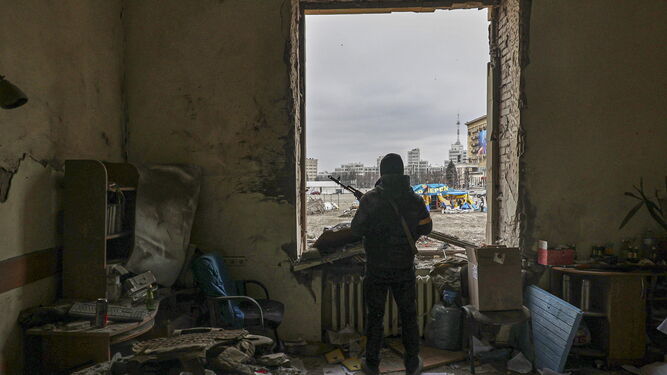 Un miliciano observa la devastación en Jarkov, Ucrania
