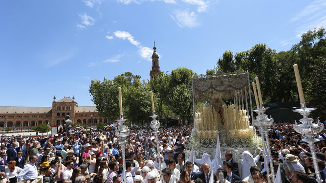 La Virgen de la Paz por la Plaza de España el Domingo de Ramos de 2019.