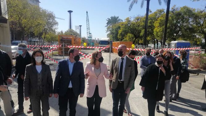 La consejera de Desarrollo Sostenible, Carmen Crespo, y el alcalde de Sevilla, Antonio Muñoz, han visitado este martes en la Avenida Alberto Jiménez Becerril la cuarta fase de las obras.