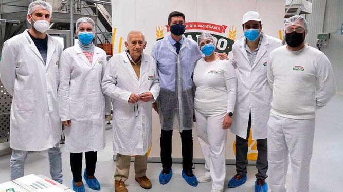 Juan Marín, Vicepresidente de la Junta de Andalucía visitó la fábrica de Panadería Obando acompañado del fundador de la misma Francisco Obando y de Jaime Obando, Director General del Grupo.