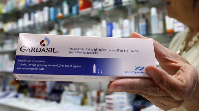 Una farmacéutica muestra una de las dos marcas existentes en el mercado.