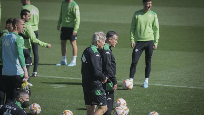 Pellegrini, junto a Alexis, rodeado de sus jugadores en el entrenamiento de ayer.