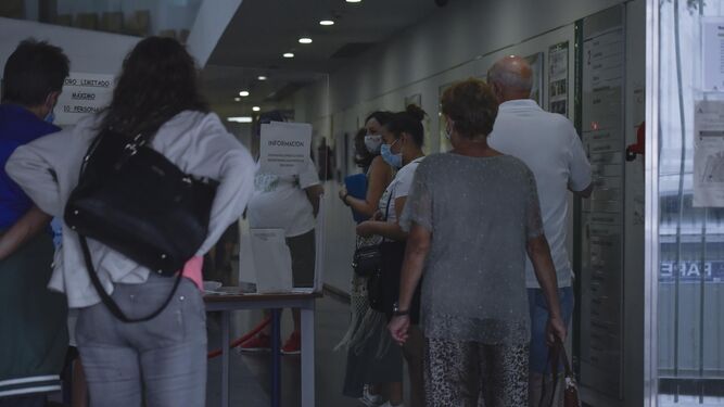 Colas a las puertas de un centro de salud de Sevilla durante uno de los picos de la pandemia.
