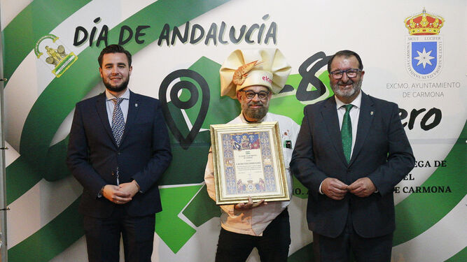 Entrega del reconocimiento a El Canijo de Carmona en el Día de Andalucía.