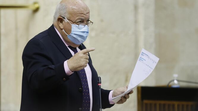 El consejero de Salud y Familias de la Junta de Andalucía, Jesús Aguirre, en el pleno del Parlamento de Andalucía.