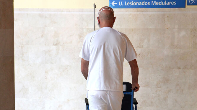 Un enfermero traslada una silla de ruedas en el Hospital del Aljarafe.