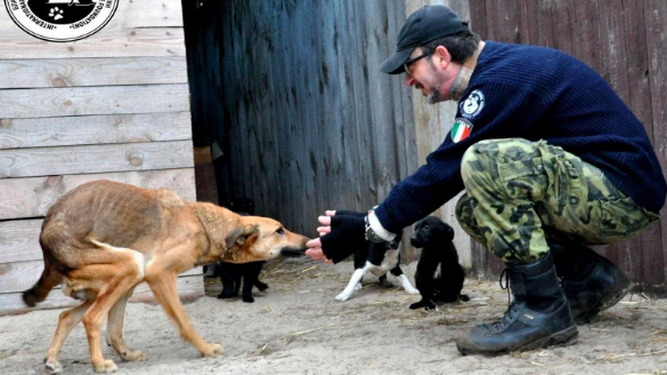 Un rescatista italiano prefiere morir a abandonar a sus 400 animales en Kiev