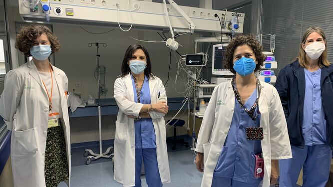 De izquierda a derecha, Elena Pérez,jefa de Pediatría; Lola González, supervisora de UCI; Rocío Lara, jefa bloque Obstetricia; y la pediatra Mercedes Granero, coordinadora de Neonatología.