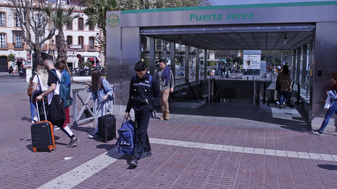 Viajeros saliendo de la estación más céntrica del Metro, en Puerta de Jerez.