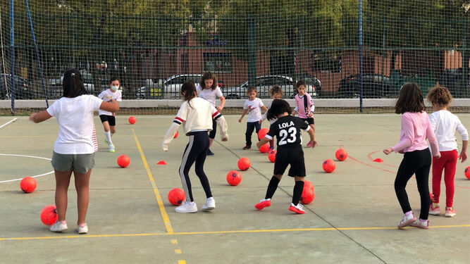 En el taller interviene  Antonietta Pagliaro, entrenadora de futboLISTAS de Sevilla, un proyecto de fútbol femenino bilingüe para niñas de entre cinco y doce años.