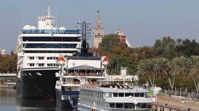 Muelle de cruceros del Puerto de Sevilla en diciembre de 2021 con el Azamara, el Hebridean Sky y la Belle de Cadix