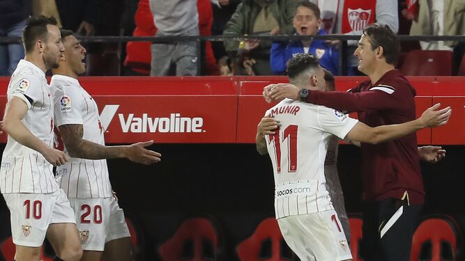 Lopetegui es abrazado por Munir en la celebración de un gol en el Sevilla-Elche mientras Rakitic y Diego Carlos acuden a ellos.