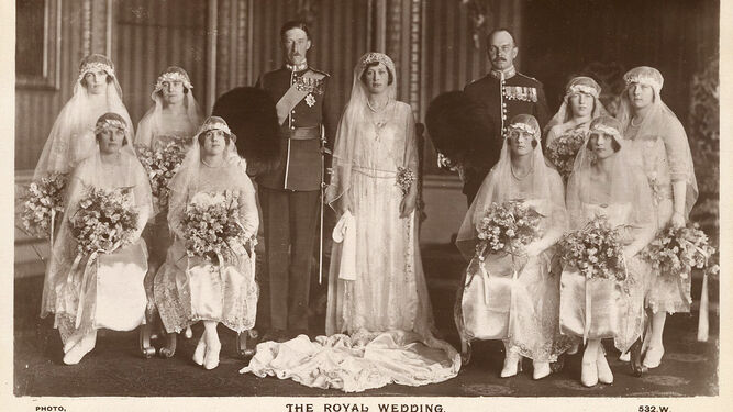 La princesa María y su marido Henry Lascelles, con las damas de la boda, incluida la madre de Isabel II