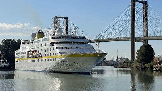El crucero Hamburg, entrando en la mañana de este lunes en la dársena.