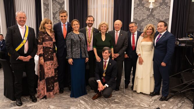 Directivos del Rotary Club Sevilla Corporate con Maruja Vilches.