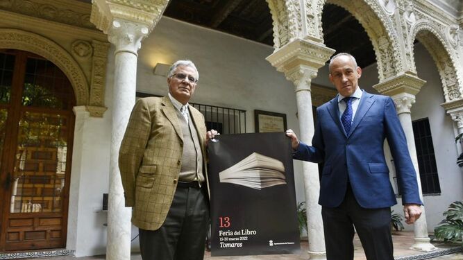 El vicedirector de la Real Academia de Buenas Letras, Antonio Narbona, y el alcalde de Tomares, José María Soriano.