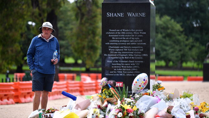 Una persona observa el tributo a Shane Warne en Melbourne, Australia