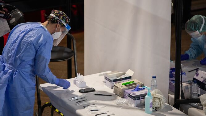 Un enfermero prepara los test de antígenos.