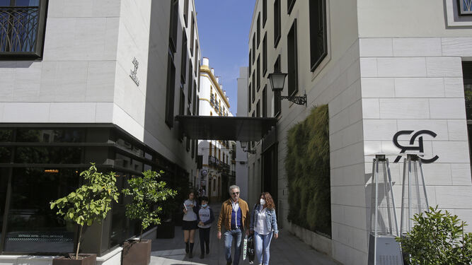 La calle José de Velilla, entre los dos edificios del hotel. La placa quedaría instalada en el de la derecha.