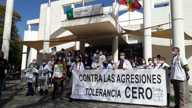 Un momento de la concentración en repulsa de la agresión en el centro de salud de La Candelaria.