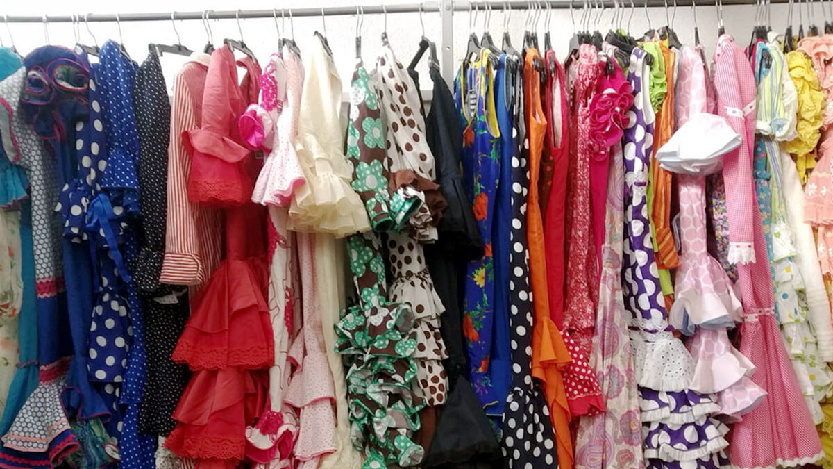 La tienda Humana de Sevilla a la venta trajes de flamenca de segunda mano desde 25 euros