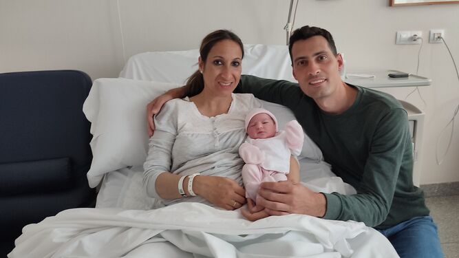 La pequeña Julia junto a sus padres, Mari Carmen y Antonio, en la habitación del hospital.