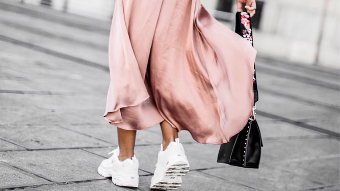 Zara tiene las faldas midi perfectas para llevar con zapatillas en tus looks más cómodos de primavera.