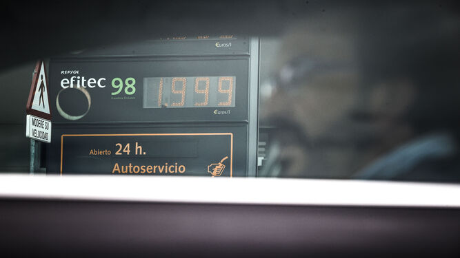 Precio de la gasolina rozando los dos euros, este jueves, en Madrid.