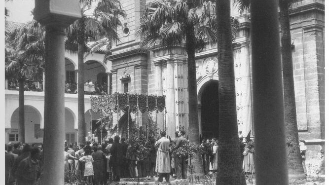 La Macarena en el patio principal del actual Parlamento de Andalucía