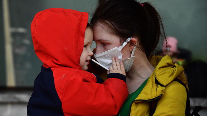 Una mujer y un niño ucranianos que han huido de la guerra a su llegada a Genoa, Italia.