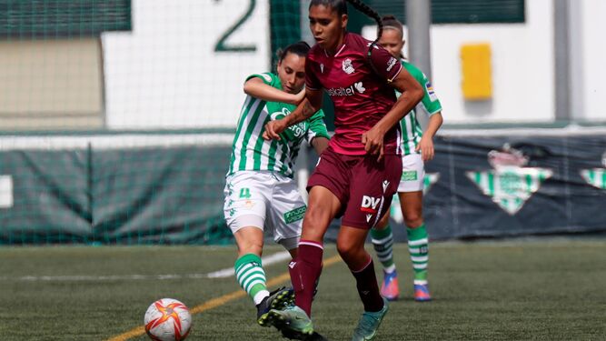 La realista Gaby García golpea el balón ante la bética Ana González.
