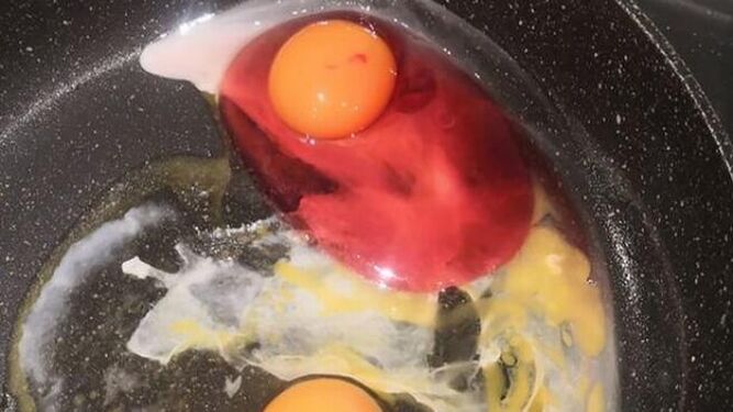 El motivo que convierte las claras de huevo rojas en un grave problema para la salud
