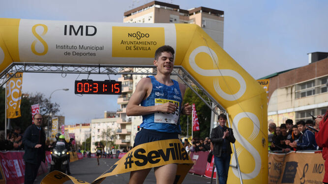 Alberto Guerrero entra en la meta como vencedor de la Nervión-San Pablo.