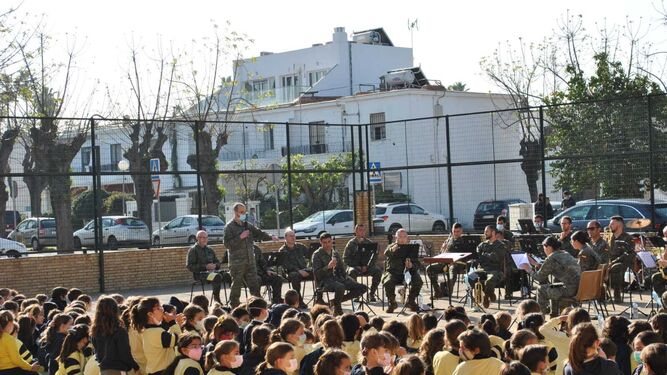 La Unidad de Música del Cuartel General de la Futer, en el concierto en el CEIP Vara de Rey.