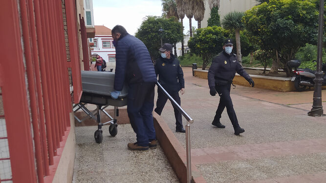Trabajadores del tanatorio retiran el cuerpo sin vida de la víctima de Ceuta.