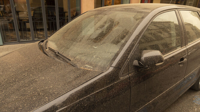 Un coche en Sevilla cubierto del polvo que ha traído la calima.