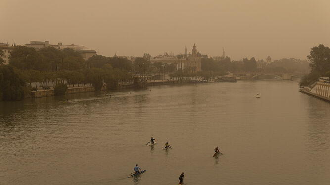 Sevilla cubierta de calima y polvo en suspensión el pasado martes.