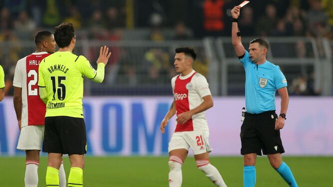 El inglés Michael Oliver durante el Dortmund-Ajax de esta temporada.