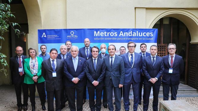 El viceconsejero Mario Muñoz Atanet con representantes de instituciones del ámbito académico, del sector de la construcción y gestores de otros metros de España y de otros países como México, Francia y Gran Bretaña.