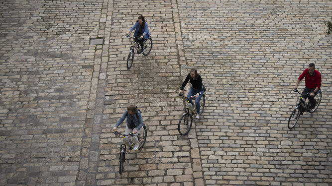 Varias personas circulan en bicicleta por Sevilla.