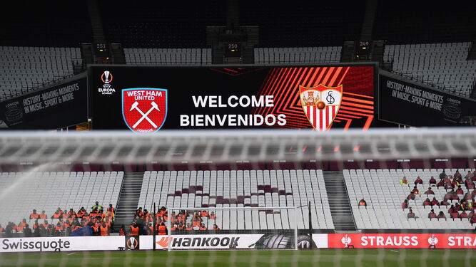 Panorámica del Estadio de Londres, con los escudos de West Ham y Sevilla en el marcador.