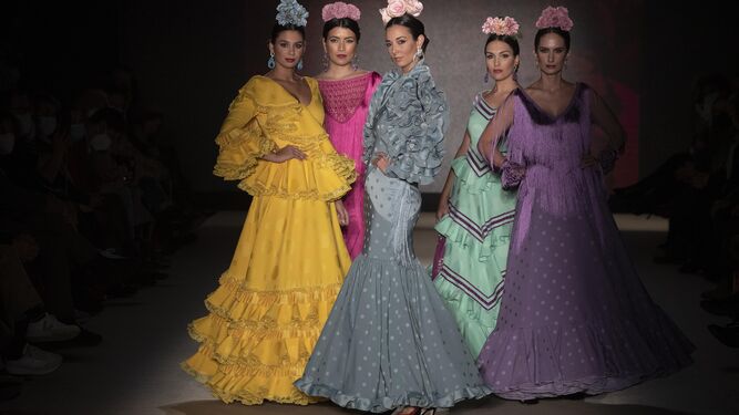Diseños de Mercedes Dobenal, firma que participa en el Desfile de Moda Flamenca de Madre Coraje.