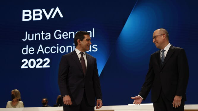 Carlos Torres Vila, a la izquierda, y Onur Genç, este viernes en la junta general de accionistas celebrada en Bilbao.