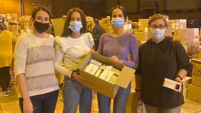 Profesionales del Virgen del Rocío ayudando en la recogida de ayuda humanitaria del Colegio de Médicos en Fibes para enviar a  Ucrania.