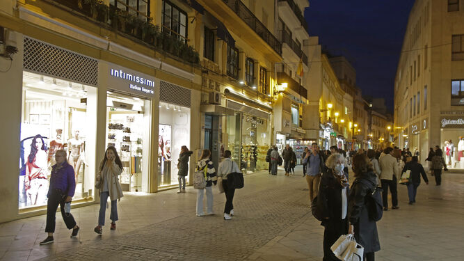 El eje formado por las calles Tetuán y Velázque sigue siendo la milla de oro del comercio sevillano.