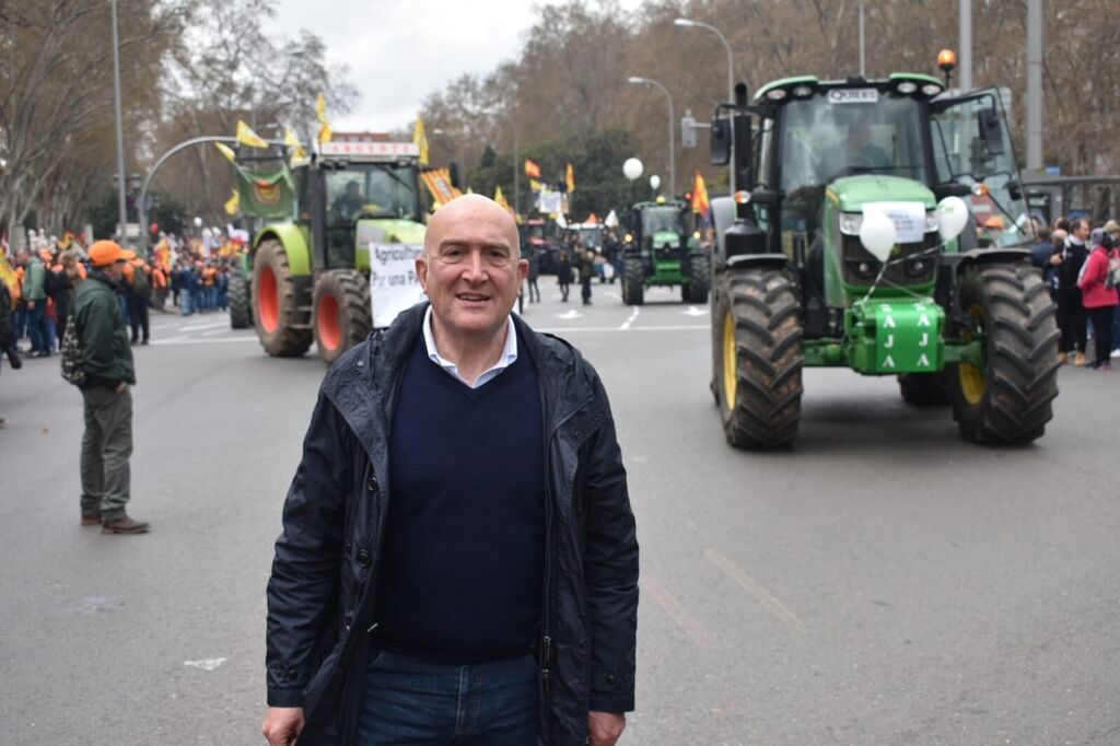 Tractores, rehalas de perros de caza y caballos en la manifestaci&oacute;n del campo en Madrid