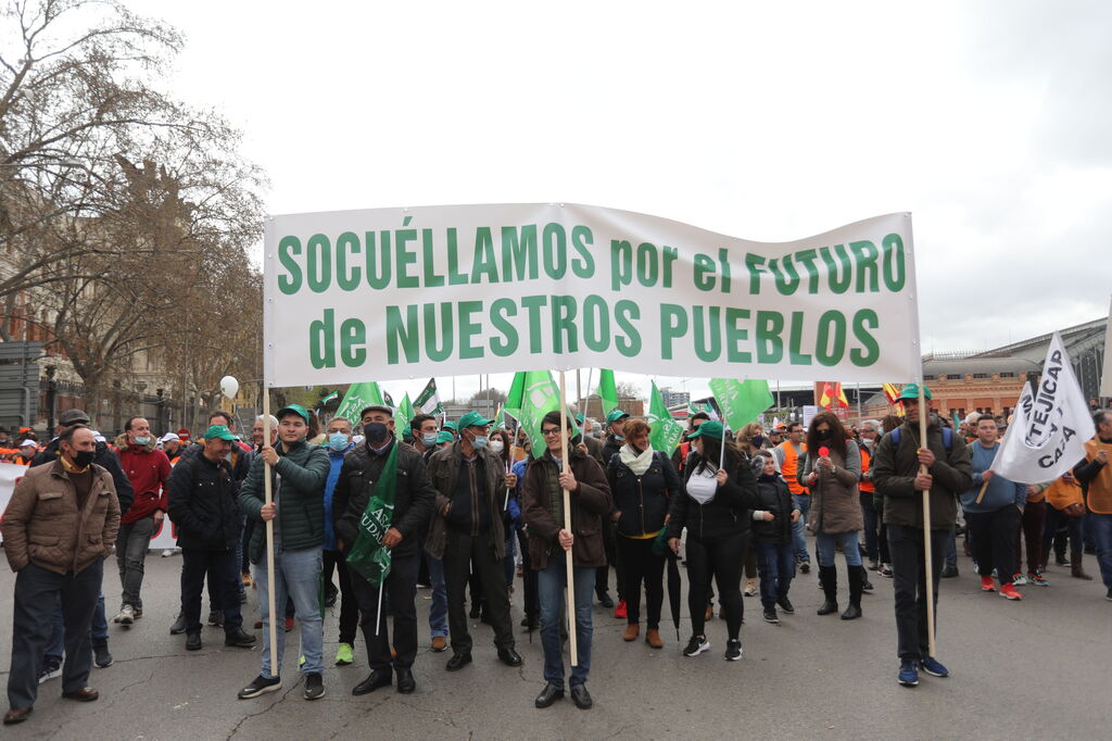 Tractores, rehalas de perros de caza y caballos en la manifestaci&oacute;n del campo en Madrid