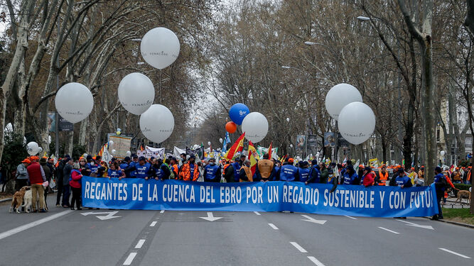 Varios manifestantes con una pancarta que reza 'Regantes de la cuenca del Ebro por un regadío sostenible'