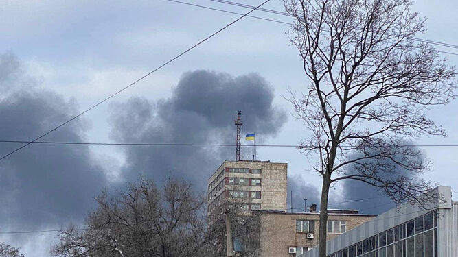 Columnas de humo salen de una zona residencial en Mariupol